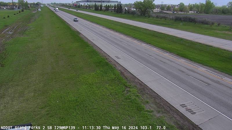 Traffic Cam I-29 S (MP: 139.180) Grand Forks South Bound - North